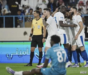 im电竞-踢疯了！首秀帽子戏法！前皇马巨星抢C罗风头，夺冠热门赛季不败